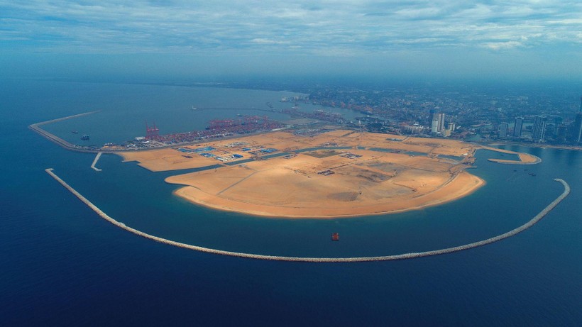 Công trình cảng Colombo của Sri Lanka trong Sáng kiến “Vành đai, con đường” đang được Tập đoàn Công trình Giao thông Trung Quốc xây dựng (Ảnh: Tân Hoa xã).
