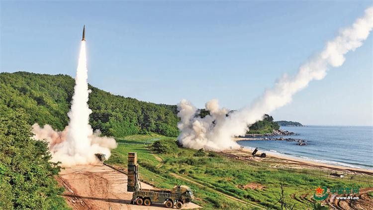Quân đội Hàn Quốc phóng thử tên lửa Hyunmoo-2 có tầm bắn 300km (Ảnh: 81.cn).