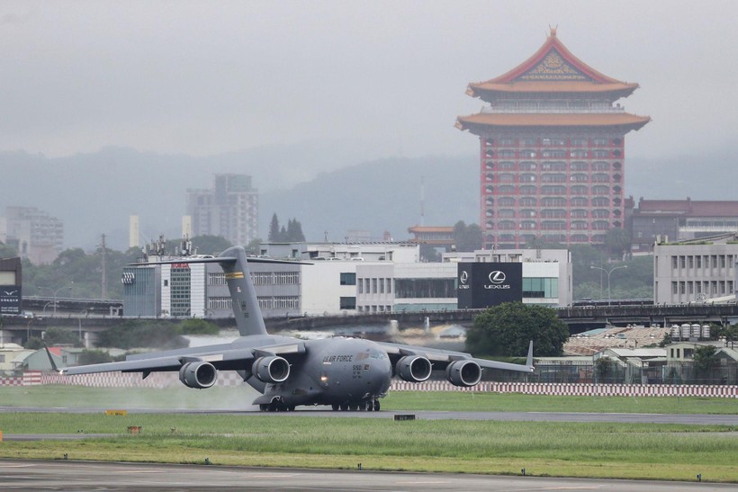 Lần đầu tiên máy bay quân sự của Mỹ hạ cánh xuống Đài Loan (Ảnh: AP).