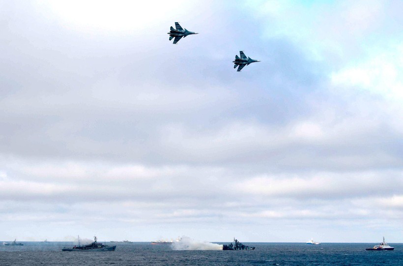 Tàu chiến và máy bay Nga tập trận trên Biển Đen (Ảnh: Sohu).