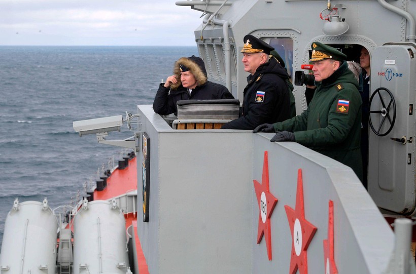 Tổng thống Putin trên tàu chiến thị sát tập trận trên Biển Đen (Ảnh: AP).