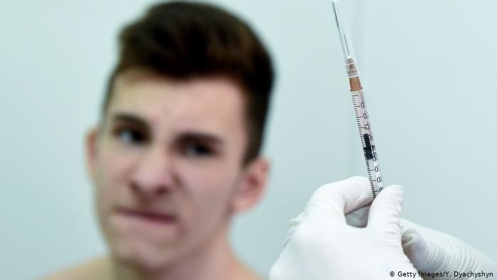 Tin đồn thất thiệt trên mạng về vaccine COVID-19 gây rối loạn cương dương đã khiến một bộ phận đàn ông không dám tiêm chủng (Ảnh: Deutsche Welle).