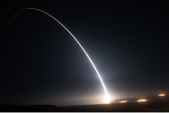 Hình ảnh tên lửa Minuteman III được phóng lên không gian (Ảnh Đông Phương).