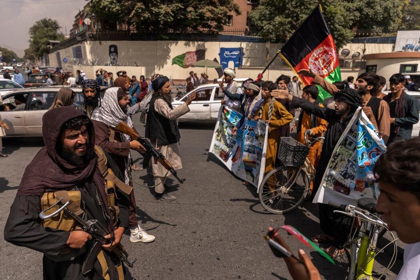 Những người biểu tình chống Taliban đối đầu với lính Taliban trên đường phố Kabul hôm 19/8 (Ảnh: The New York Times).