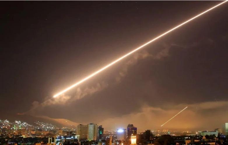 Phòng không Syria phóng tên lửa Muk-M2 đánh chặn tên lửa của Israel (Ảnh: QQ).
