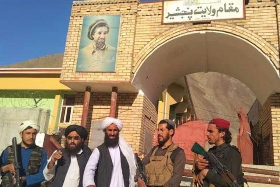 Lính Taliban chụp ảnh trước dinh tỉnh trưởng Panjshir (Ảnh: AlJazeera ).
