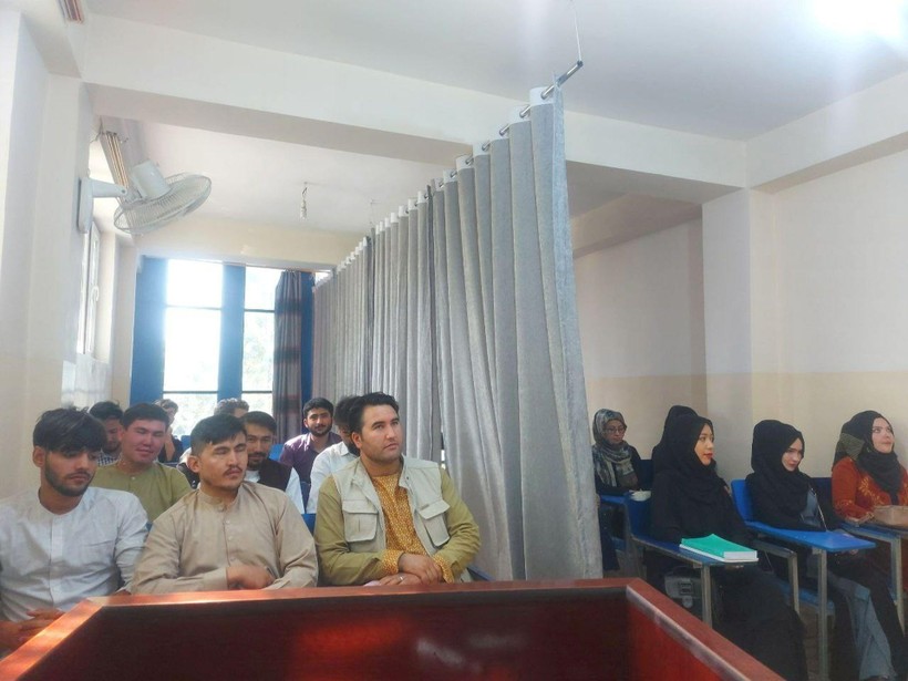 Lớp học tại Đại học Avicenna ở Kabul, nam nữ sinh viên ngồi riêng biệt, có rèm che ở giữa (Ảnh: Dwnews).