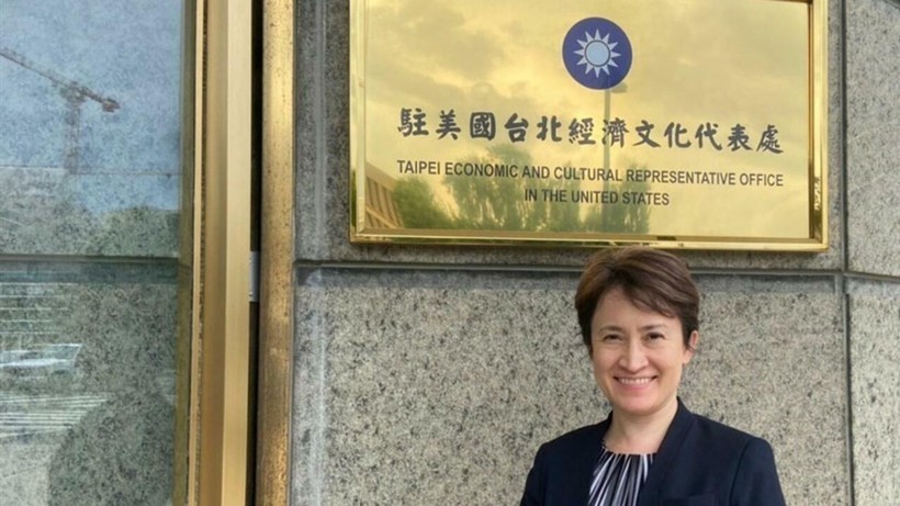  Bà Tiêu Mỹ Cầm, Trưởng Đại diện Văn phòng Kinh tế và văn hóa Đài Bắc tại Mỹ trước tấm biển tại trụ sở (Ảnh: CNA).