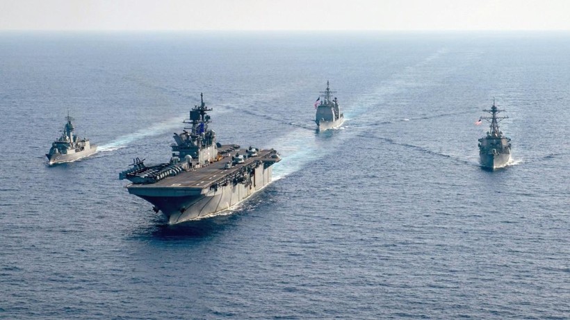  Tàu khu trục Australia HMAS Parramatta (trái) tập trận chung với tàu đổ bộ USS America và các tàu khu trục USS Bunker Hill, USS Barry của Mỹ trên Biển Đông, tháng 4/2020 (Ảnh: Reuters).