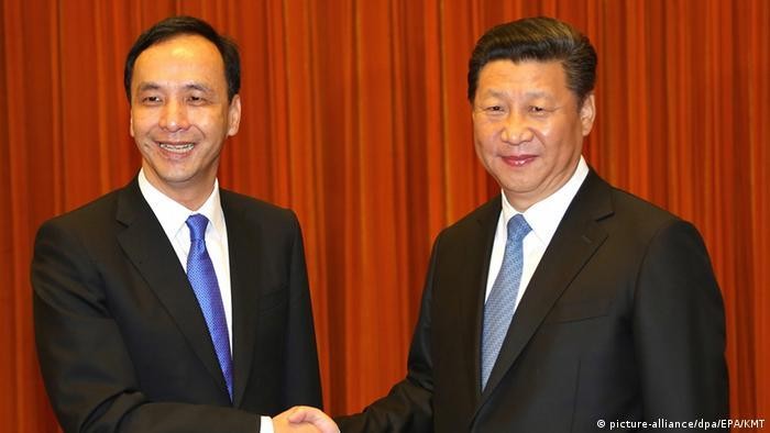  Ông Tập Cận Bình tiếp ông Chu Lập Luân ngày 4/5/2015 thăm Bắc Kinh với tư cách Chủ tịch Quốc dân Đảng Trung Quốc (Ảnh: EPA).