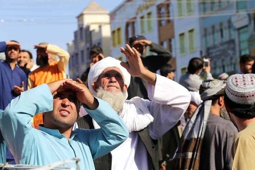  Dân chúng xem thi thể bị Taliban treo lên thị chúng ở thành phố Herat (Ảnh AP).