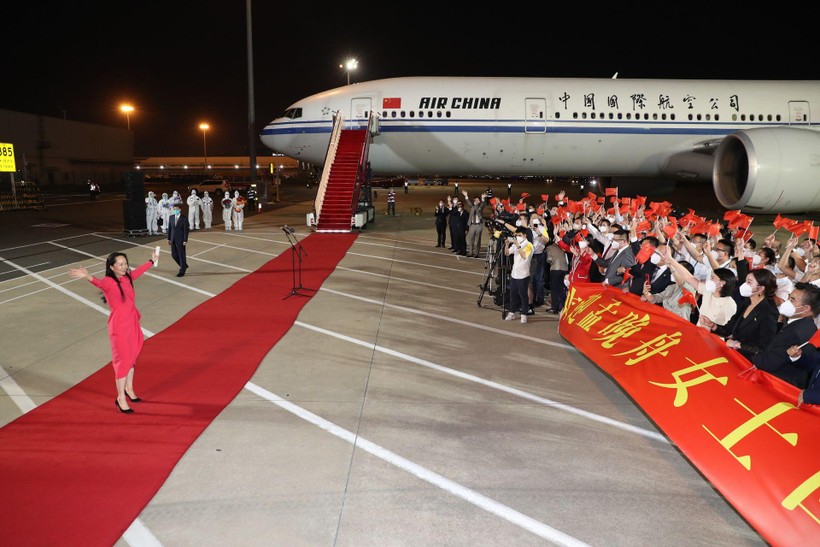  Bà Mạnh Vãn Chu về Trung Quốc hôm 25/9 trên chuyên cơ và đón bằng thảm đỏ (Ảnh: Xinhua).
