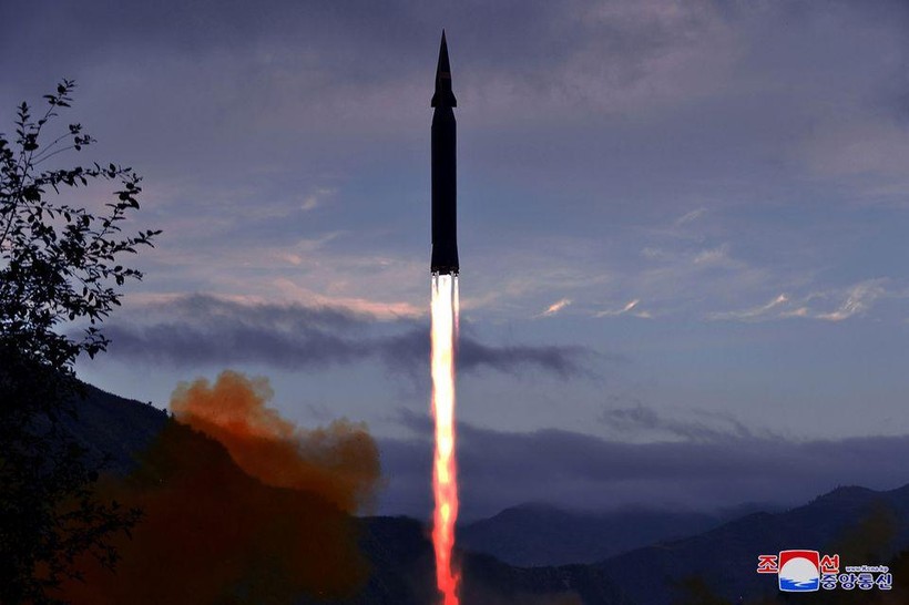 Hình ảnh về vụ phóng tên lửa siêu thanh Hwasong-8 hôm 28/9 (Ảnh: KCNA)