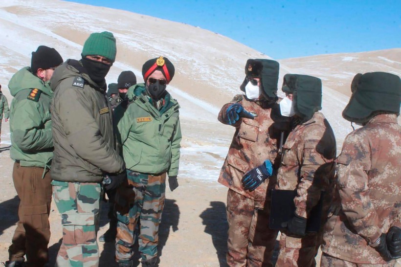  Lính Ấn Độ (trái) và Trung Quốc ở biên giới Ladakh tranh cãi về khu vực tranh chấp (Ảnh: Dwnews).