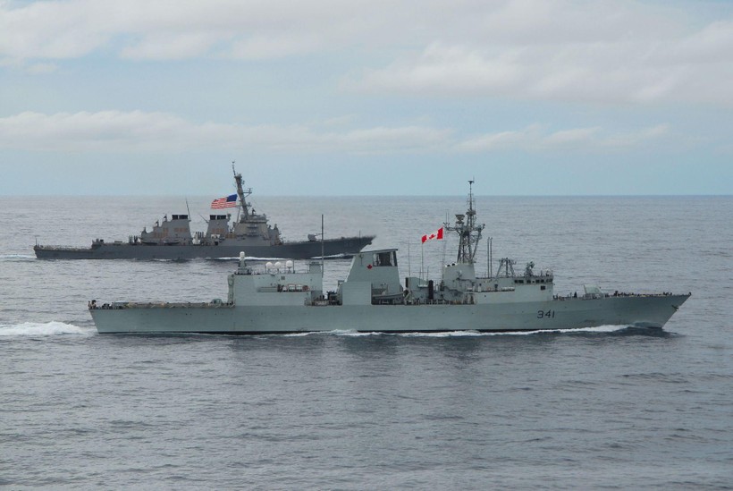 Hai tàu chiến của Mỹ và Canada lần đầu tiên phối hợp đi xuyên qua eo biển Đài Loan (Ảnh: Dwnews).