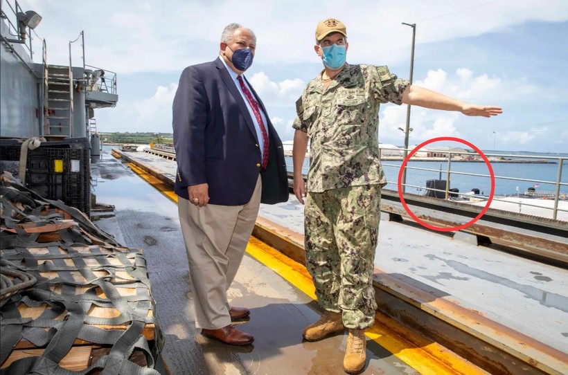 Bộ trưởng Hải quân Mỹ Carlos Del Toro hôm 30/10 thị sát Guam, trong vòng đỏ là tàu USS Connecticut đậu ở cầu tàu gần đó (Ảnh: Đông Phương).