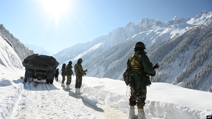 Lực lượng biên phòng Ấn Độ quan sát khu vực biên giới trang chấp với Trung Quốc ở Ladakh (Ảnh: AFP).