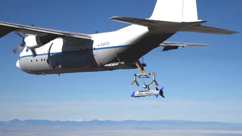Cánh tay máy đang "gắp" chiếc UAV X-61 Gremlins vào trong khoang sau khi kết thúc chuyến bay thử (Ảnh: DARPA).