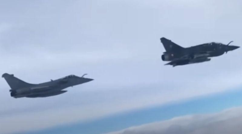 Hai máy bay chiến đấu của Pháp bị máy bay Nga áp sát trên bầu trời Hắc Hải hôm 8/12 (Ảnh: Đông Phương).