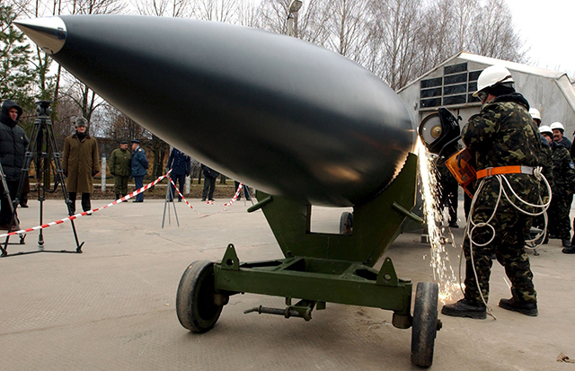 Ukraine tự phá hủy các tên lửa liên lục địa dưới sự giám sát của các chuyên gia Mỹ (Ảnh: Sohu).