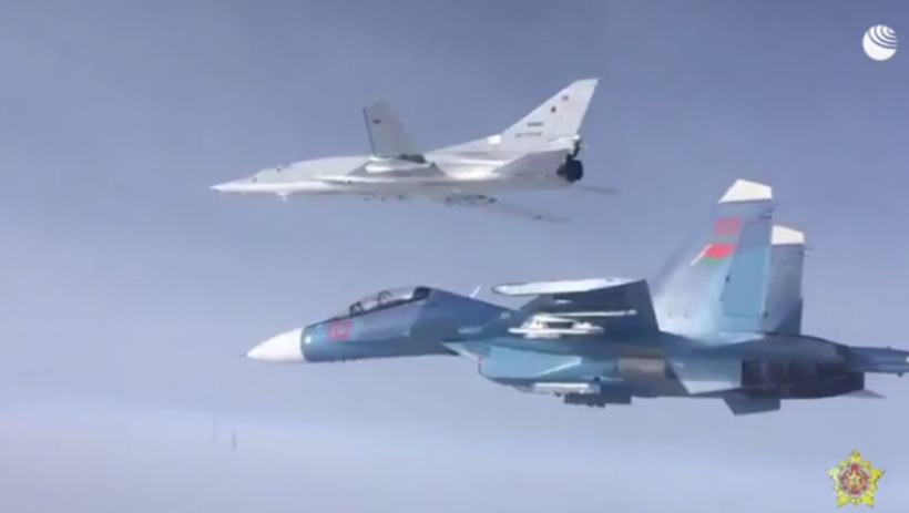 Mày bay ném bom tầm xa TU-22M# của Nga (trên) bay tuần tra chung với máy bay Belarus (Ảnh: QQ).