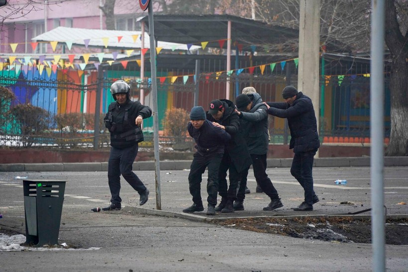 Cảnh sát bắt giữ những người tham gia vụ bạo loạn ở Almaty (Ảnh: AP).