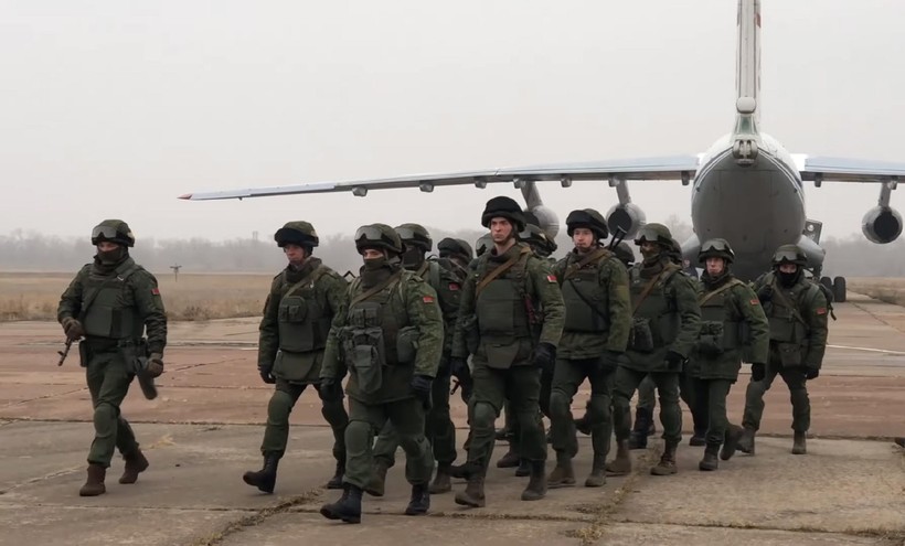 Lực lượng gìn giữ hòa bình CSTO đến Kazakhstan hôm 6/1 (Ảnh: AP).