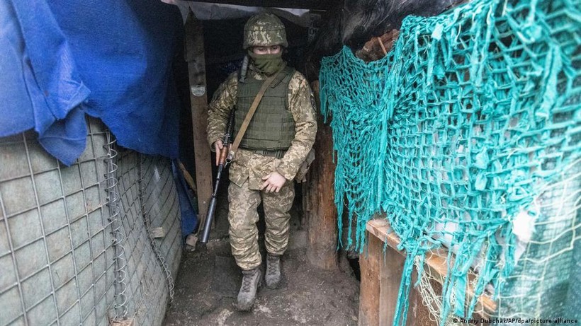 Lính Ukraine ở biên giới với Nga (Ảnh: Deutsche Welle).