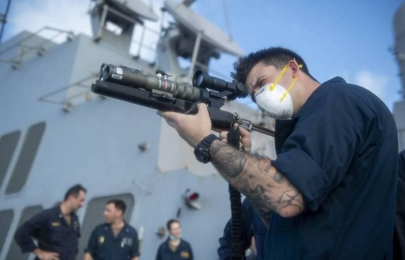 Binh sĩ Mỹ trên tàu khu trục tên lửa USS Sampson (DDG102) thuộc nhóm tấn công tàu sân bay USS Lincoln sử dụng khẩu súng bắn tia laser Glare LA-9/P (Ảnh: Thedrive).