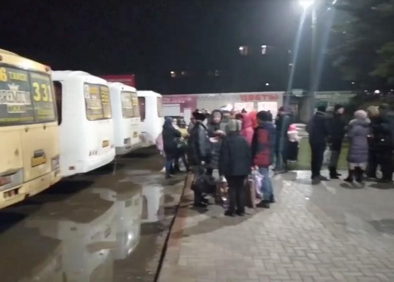 Dân chúng Donetsk chờ lên xe sơ tán sang Nga lánh nạn đêm 18/2 (Ảnh: Đông Phương).