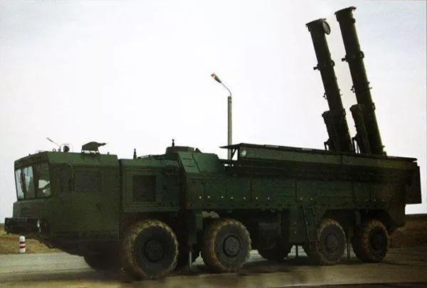 Mỗi xe phóng tên lửa hành trình Iskander-K với 2 quả đạn (Ảnh: Sina).