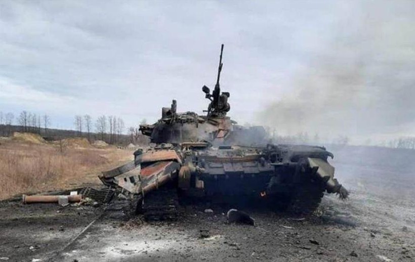 Xe tăng Nga bị phá hủy gần Kiev (Ảnh: ET).