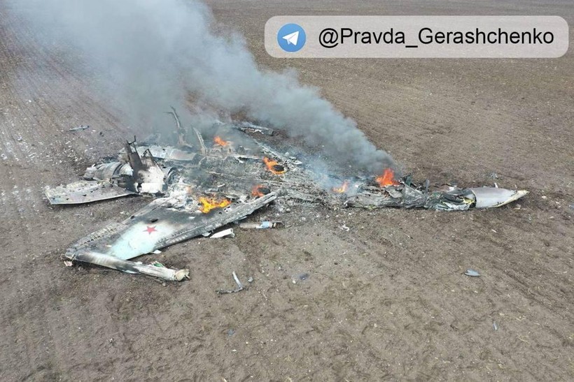 Ảnh xác chiếc máy bay được Ukraine cho là Su-35 của Nga bị họ bắn rơi (Ảnh: Twiiter).