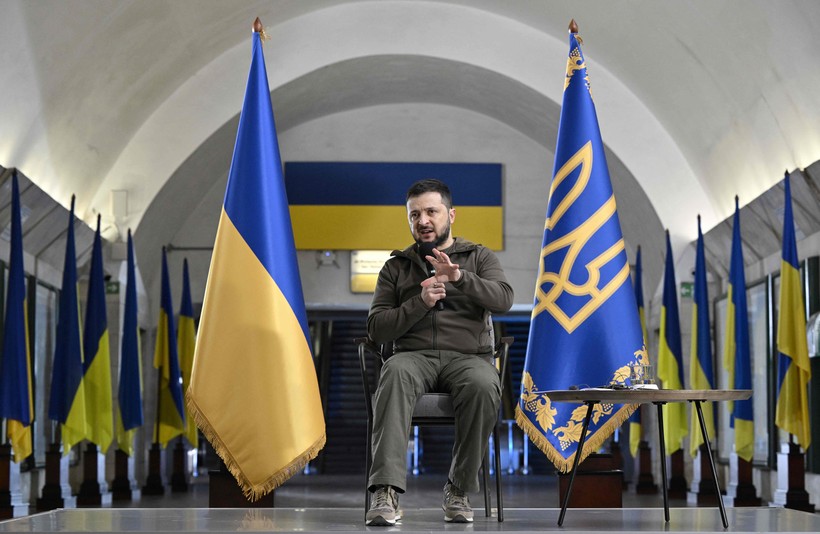 Chiều 23/4, ông Zelensky tổ chức họp báo tại ga tàu điện ngầm Quảng trường Độc lập ở Kiev (Ảnh: VCG). 