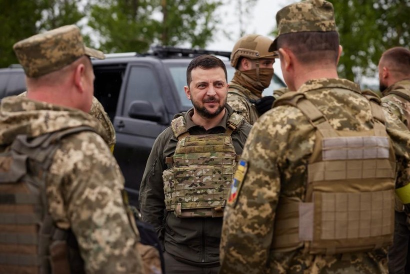 Ngày 29/5, Tổng thống Ukraine Zelensky mặc áo giáp tới thị sát mặt trận ở thành phố Kharcov, miền Đông Ukraine (Ảnh: VPTT Ukraine).