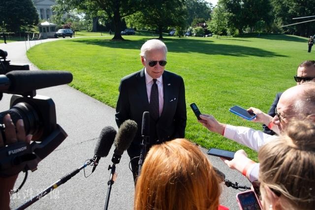 Ngày 30/5, Tổng thống Biden trả lời các phóng viên, bác bỏ tin Mỹ sẽ cung cấp cho Ukraine các hệ thống phóng rocket nhiều nòng có thể tấn công vào đất Nga (Ảnh: Thepaper).