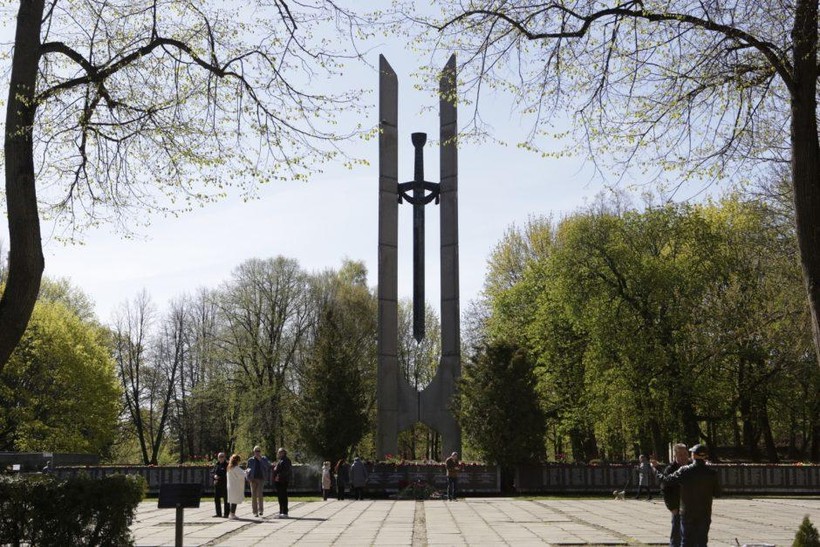 Tượng đài kỉ niệm chiến sĩ Xô Viết tại công viên thành phố Klaipedos, Lithuania (Ảnh: 15min).
