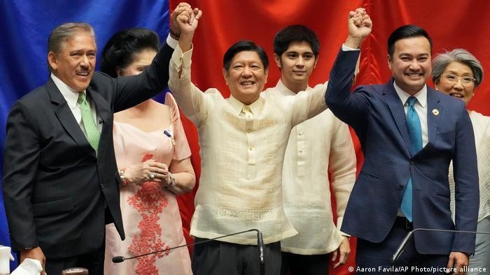 Tân Tổng thống Marcos Jr. nhậm chức vào ngày 30/6 tới đây được cho là sẽ theo đuổi phong cách ngoại giao của người tiền nhiệm Duterte (Ảnh: Deutsche Welle).