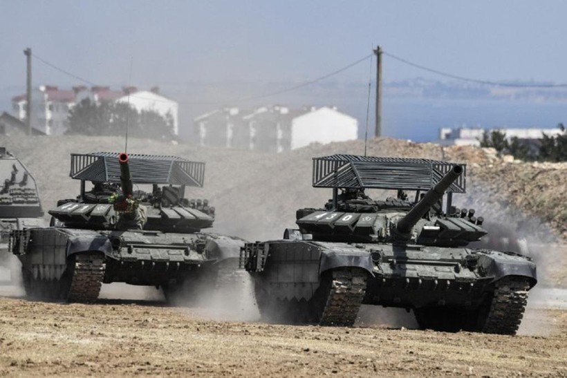 Khung sắt được lắp đặt trên nóc các xe tăng T-72 vào thời kì đầu cuộc chiến Nga-Ukraine (Ảnh: Ukrinform).
