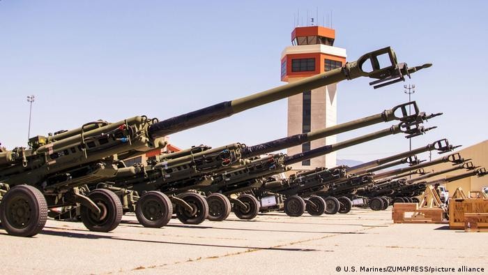 Lựu pháo xe kéo M777 Mỹ viện trợ cho Ukraine (Ảnh: Deutsche Welle).