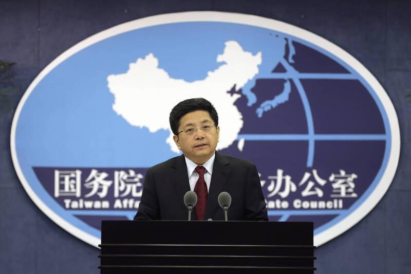 Ông Mã Hiểu Quang, Người phát ngôn Văn phòng Đài Loan trực thuộc Quốc Vụ viện Trung Quốc thông báo trừng phạt 4 Công ty và 2 Quỹ của Đài Loan do ủng hộ "Đài Loan độc lập" (Ảnh: AP)