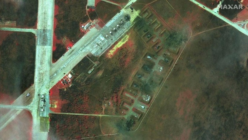 Ảnh chụp từ vệ tinh cho thấy sân bay Saki bị thiệt hại nặng nề sau vụ nổ hôm 9/8 (Ảnh: MAXAR).
