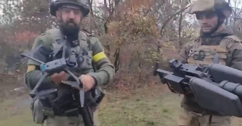 Hai binh sĩ Ukraine sử dụng súng điện tử để bắt máy bay không người lái DJI của quân đội Nga (Ảnh: LTN).