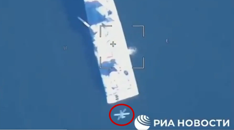 Hình ảnh do RIA Novosti cho thấy chiếc Lancet-3 phiên bản mới tấn công chiếc pháo hạm Gyurza của Ukraine.