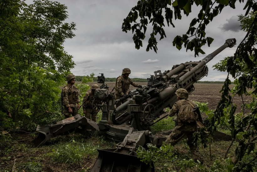 Tờ New York Times đưa tin một phần ba số pháo lựu M777 phương Tây viện trợ cho Ukraine đã không thể sử dụng được nữa (Ảnh: Sina).