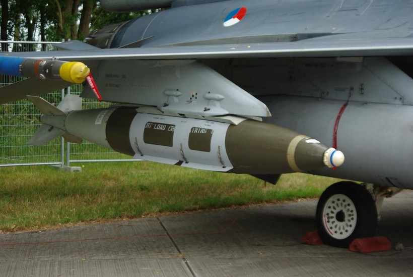 Bom thông minh JDAM gắn trên máy bay chiến đấu F-16 (Ảnh: Shutterstock).