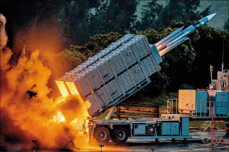 Đài Loan phóng thử tên lửa Hùng Phong-2E, biến thể Hùng Phong-2E/B được cho là có tầm bắn trên 1000km (Ảnh: LTN).