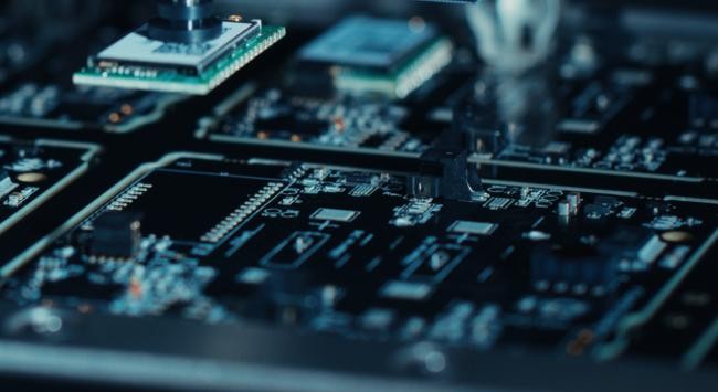 Các biện pháp quản chế xuất khẩu công nghệ của Mỹ đã khiến nhập khẩu thiết bị sản xuất chip của Trung Quốc giảm mạnh (Ảnh: Shutterstock).