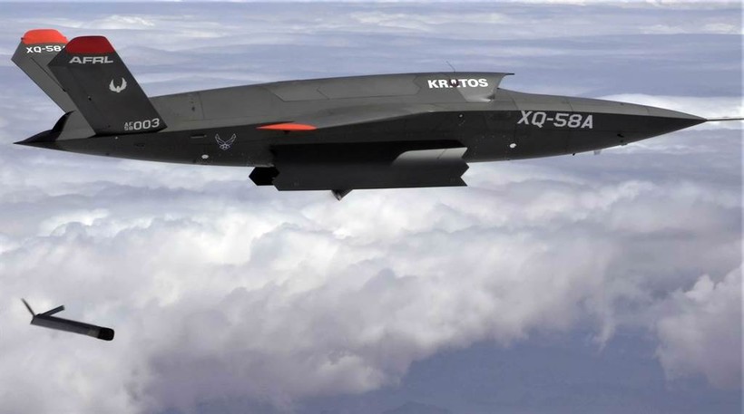 Máy bay không người lái XQ-58A thả UAV cỡ nhỏ Altius-600 trong cuộc thử nghiệm ngày 26/3/2021 (Ảnh: USAF).