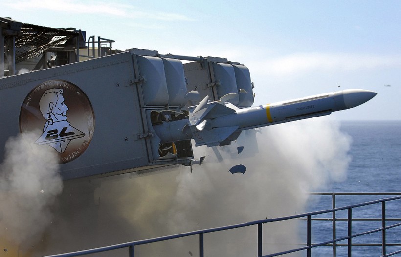 Tên lửa RIM-7 Sea Sparrow được phóng từ dàn lắp đặt trên tàu chiến (Ảnh: Wiki).